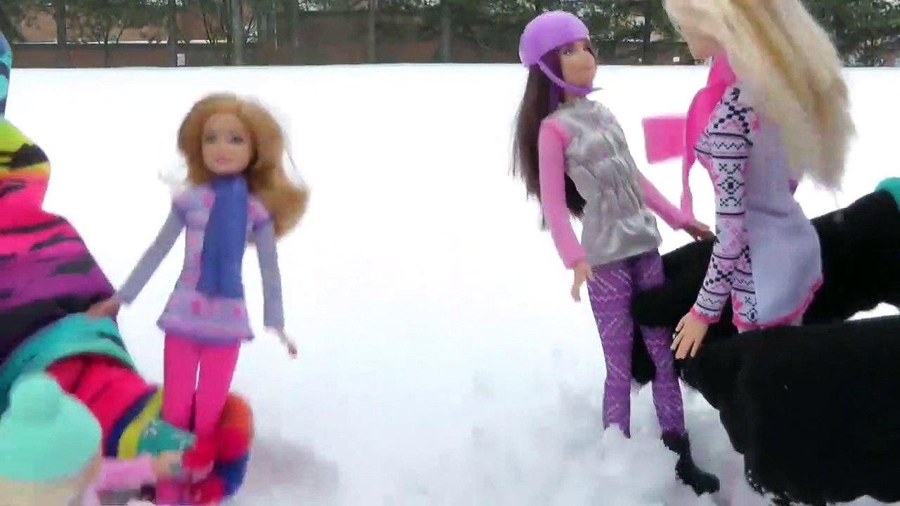 La planche à neige! Barbie, Chelsea, Stacie Et Patron de la DIAPOSITIVE avec la piste de LUGE. De plaisir dans la Neige!