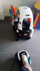 Hilarant : ce bébé passe l'aspirateur en imitant son papa