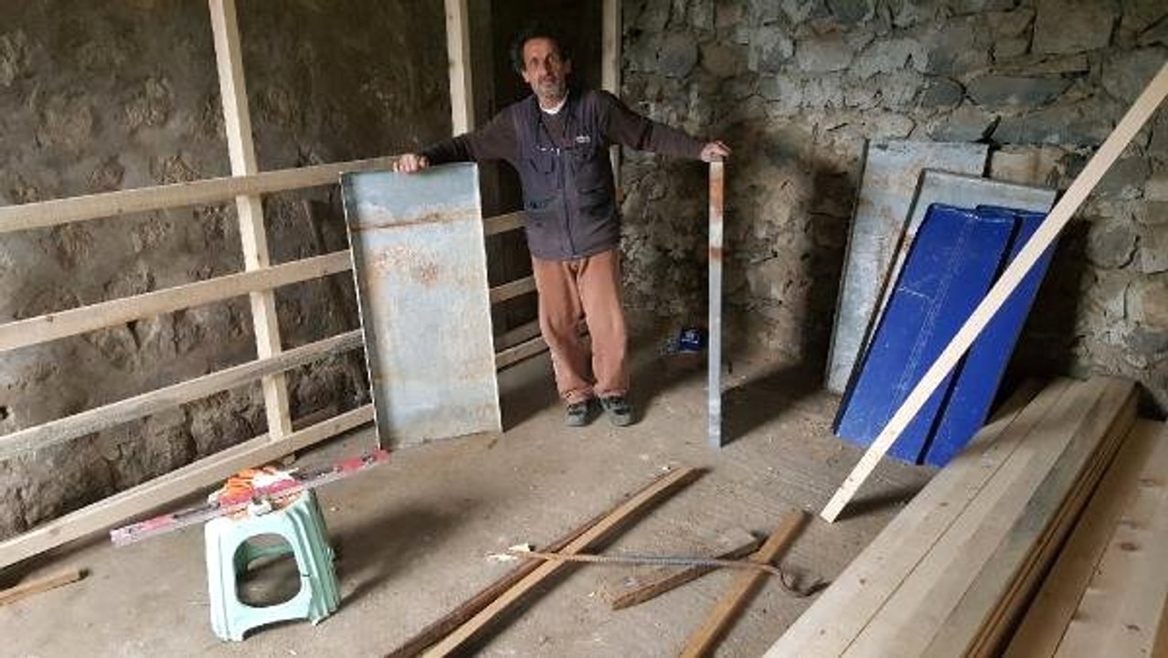 15 Metrekarelik Odada Ürettiği Yemle, Hayvanlarını Besliyor