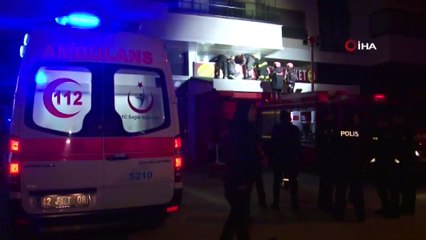 Asma Tavanı Çöken Markette Mahsur Kalan İki Kişi Kurtarıldı