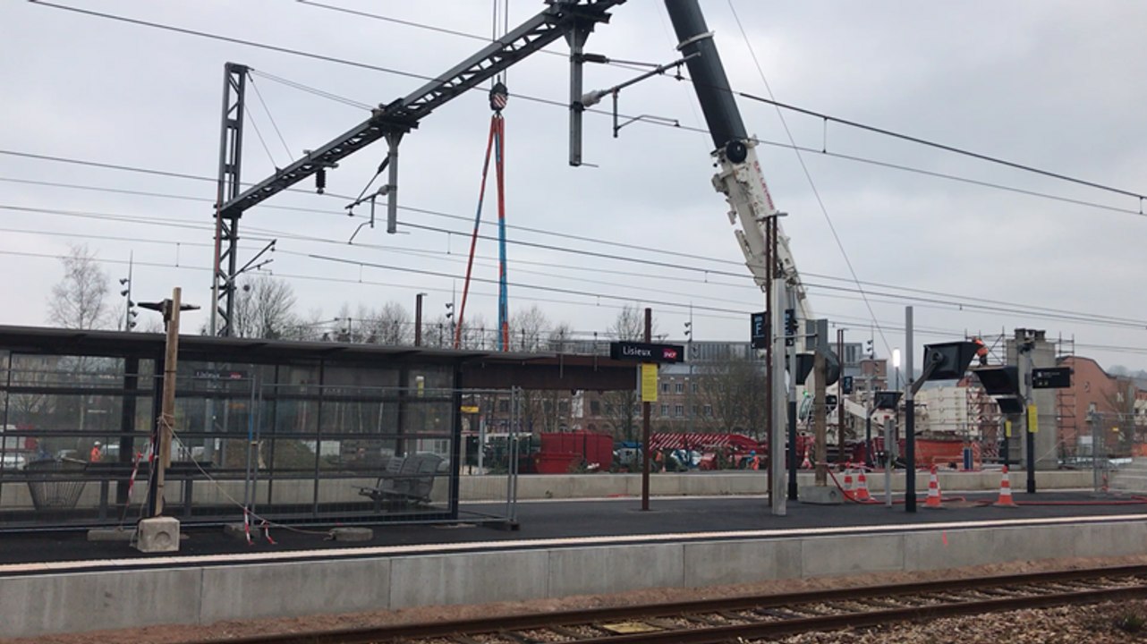 Pose de la passerelle de la gare de Lisieux, par une grue XXL