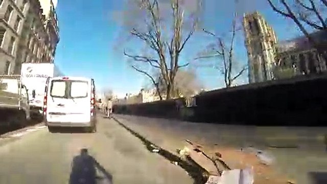 Il teste une nouvelle piste cyclable à Paris