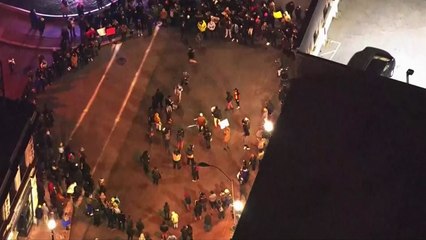 흑인소년 사살한 백인 경관 무죄에 수백 명 항의 시위 / YTN