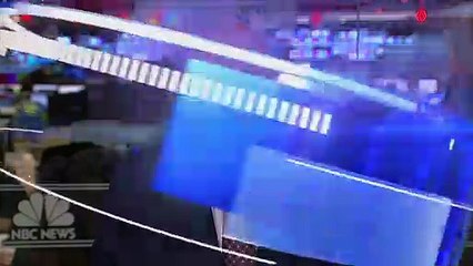 مشهد مُقزز لمراسل يقوم بتصرف غير لائق على الهواء دون أن يدري