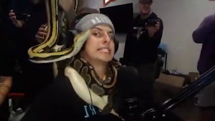 Fortnite Cizzorz Added 1 SNAKE Around His NECK For Every Kill He Got In Fortnite! Each One Got BIGGER!