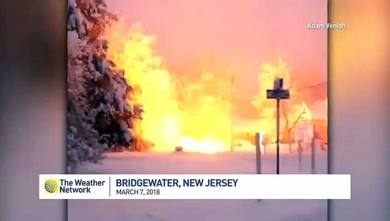 Une ligne électrique prend feu dans la neige ! Impressionnant..