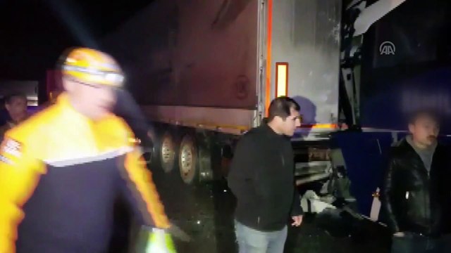Tır, yolcu otobüsü ve otomobilin karıştığı trafik kazası: 2'si ağır, 11 kişi yaralı - ERZİNCAN