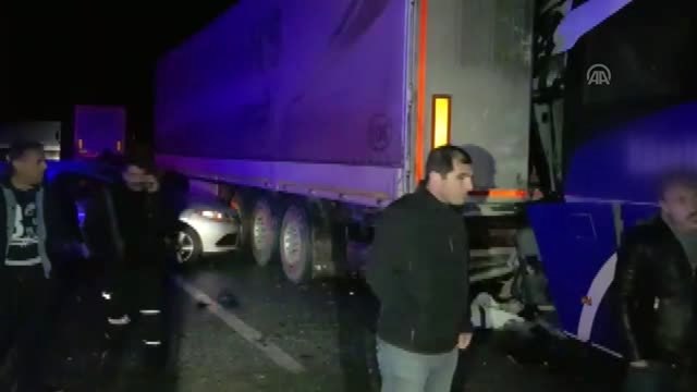 Tır, Yolcu Otobüsü ve Otomobilin Karıştığı Trafik Kazası: 2'si Ağır, 11 Kişi Yaralı