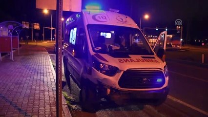 Ambulans ile Otomobil Çarpıştı: 5 Yaralı