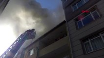 Üsküdar'da İşçiler Onarım Yaparken Çatıda Yangın Çıktı