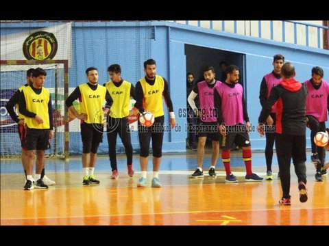 الترجي الرياضي التونسي تدرب منذ قليل بقاعة محمد الزواوي بسبب سوء الأحوال الجوية والأمطار الغزيرة ( الصور )