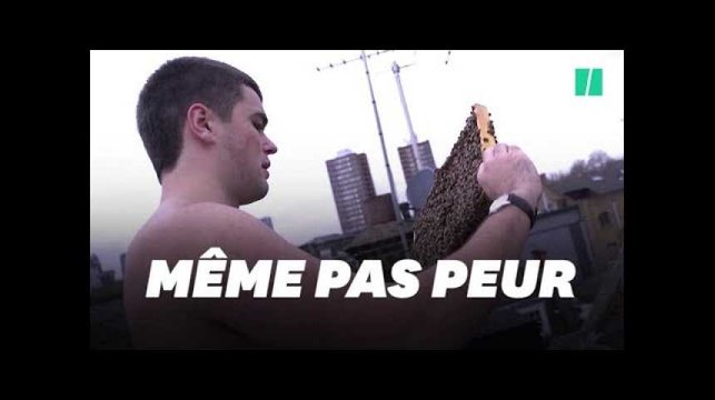 Un apiculteur anglais pose nu avec ses abeilles