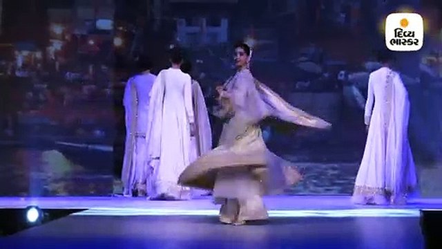 ફેશન શૉમાં રેમ્પ પર સોનમ કપૂરે કર્યો ઘર મોરે પરદેસીયાં' પર ડાન્સ