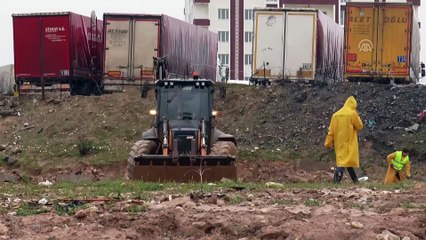Cizre'de otomobil sele kapıldı: 2 ölü - ŞIRNAK
