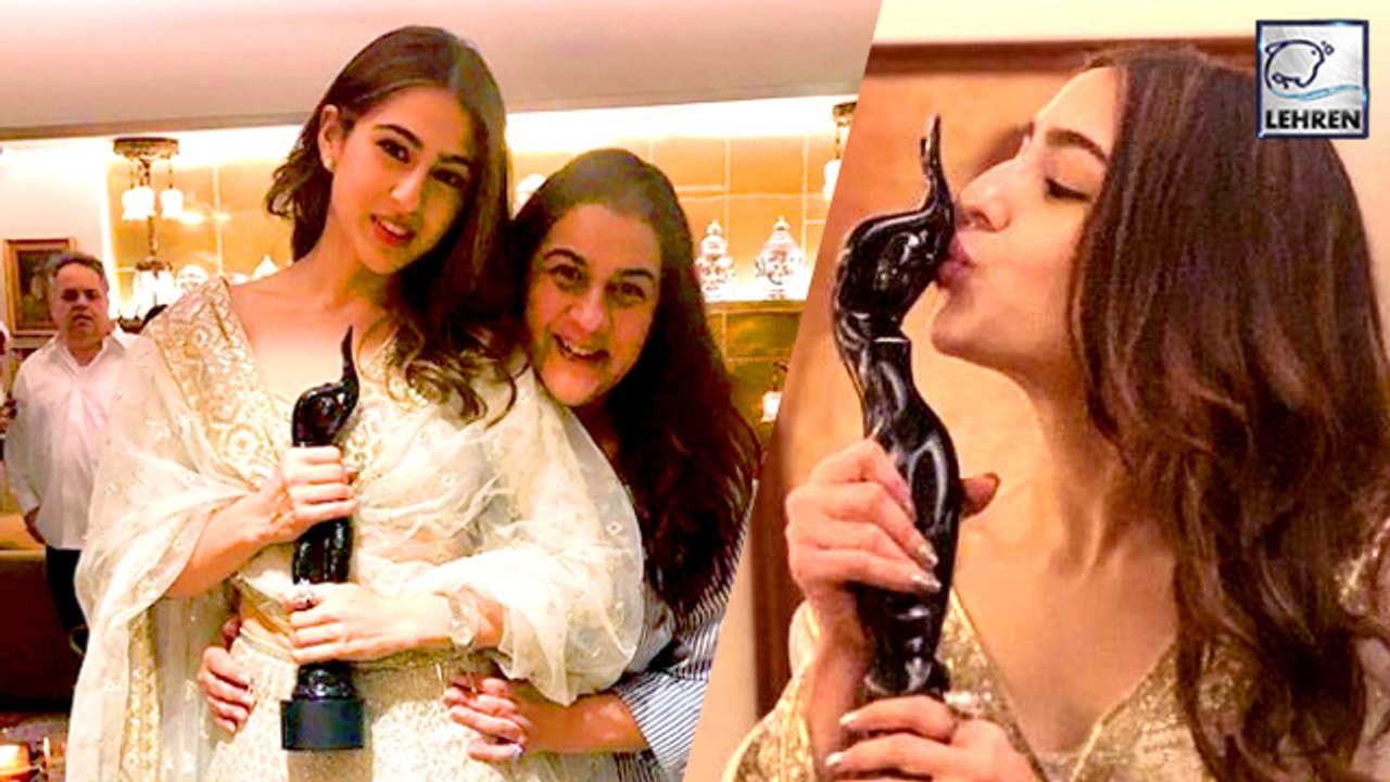 Sara Poses With Her Mother & Her Filmfare Award...
