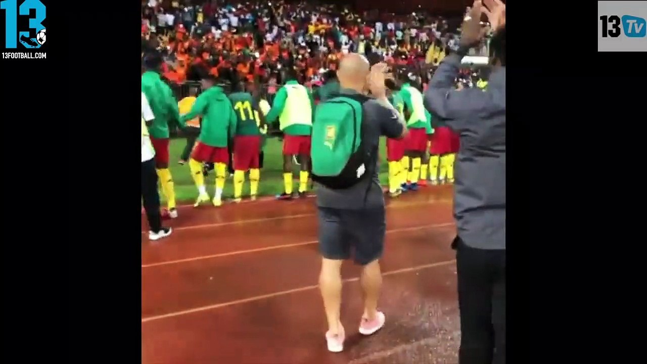 Le Cameroun à la fête- les pas de danse de Seedorf et des lions dans les vestiaires
