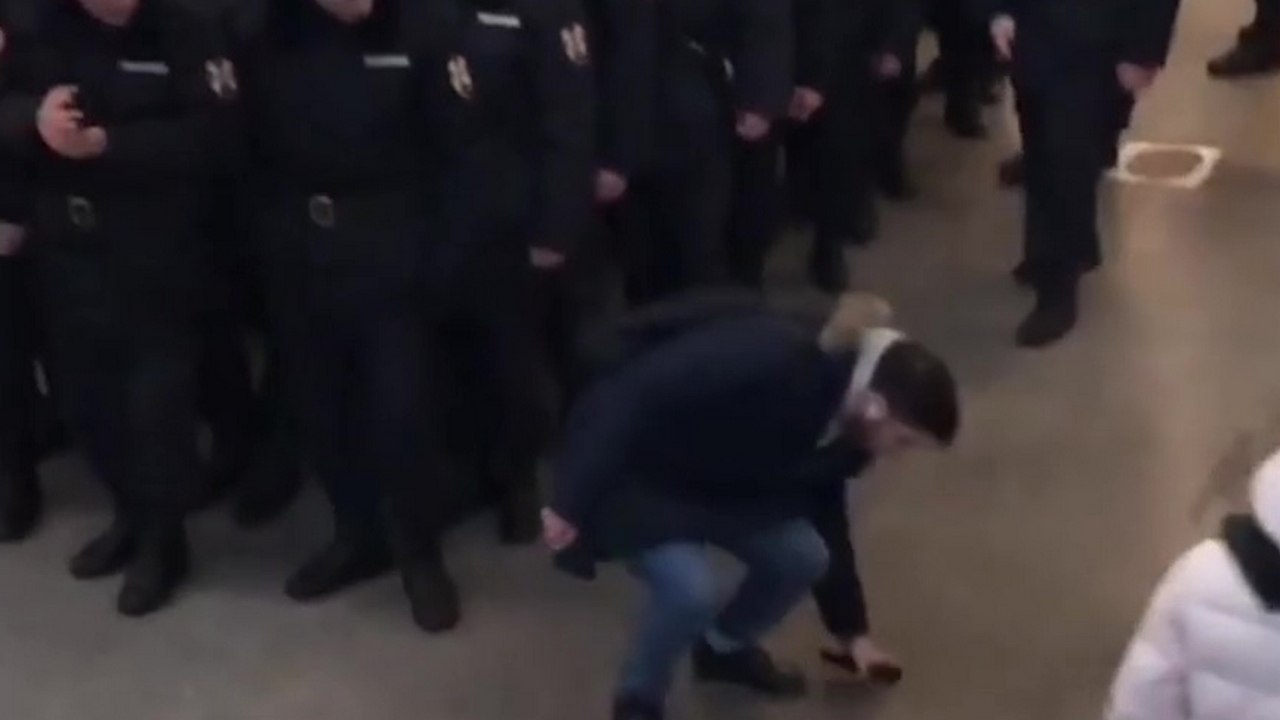 Il fait tomber son pistolet devant un groupe de policiers