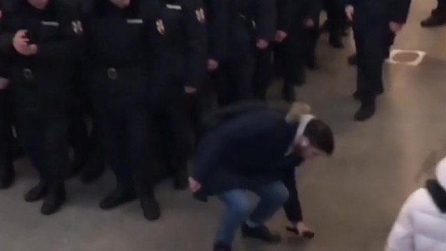 Il fait tomber son pistolet devant un groupe de policiers