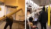 Un homme transporte une poutre de plusieurs mètre de long dans le métro