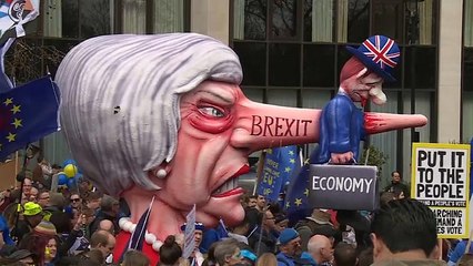 Még nem puccsolják meg May-t