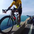 Un cycliste fait des tricks incroyables en équilibre à côté d'une falaise