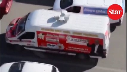 CHP’nin seçim aracında, Demirtaş’a saz çaldırdılar