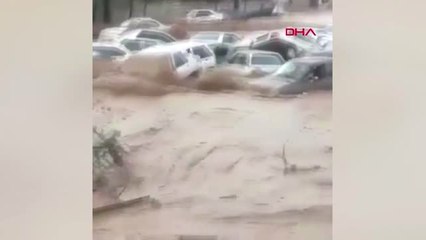 Dha Dış - İran'da Sel 11 Can Aldı... Otomobiller Ana Yolda Sürüklendi -