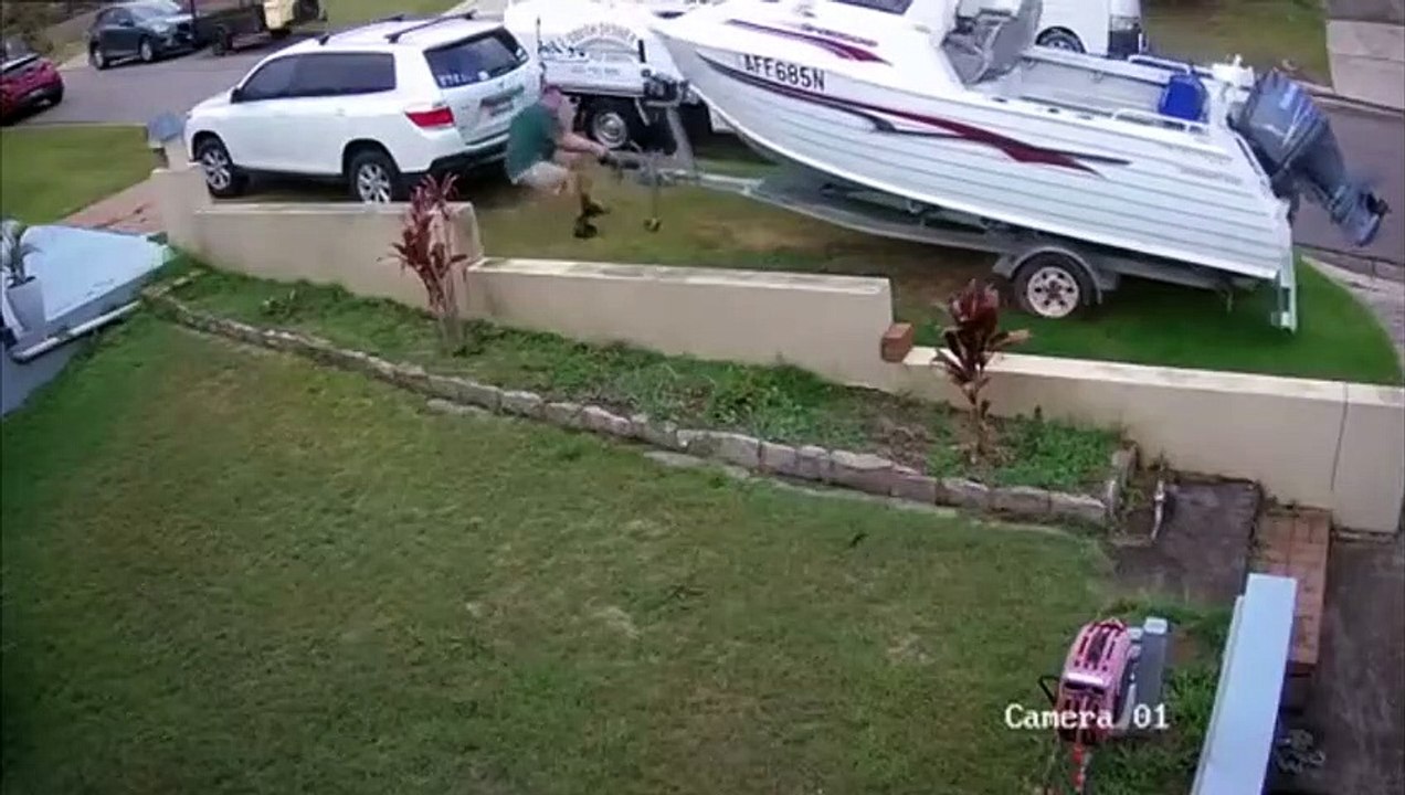 Un homme tente de rattraper son bateau qui veut ce fait la malle !