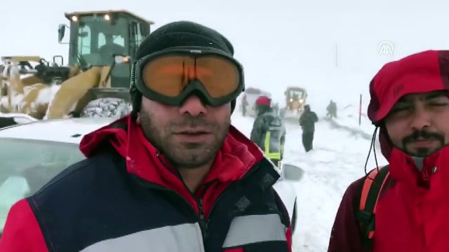 Van-Hakkari kara yoluna çığ düştü (4)