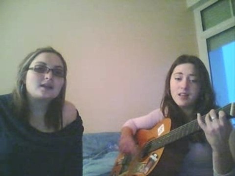 Léa-louise attaque-guitare-voix-aprem musique entre amies