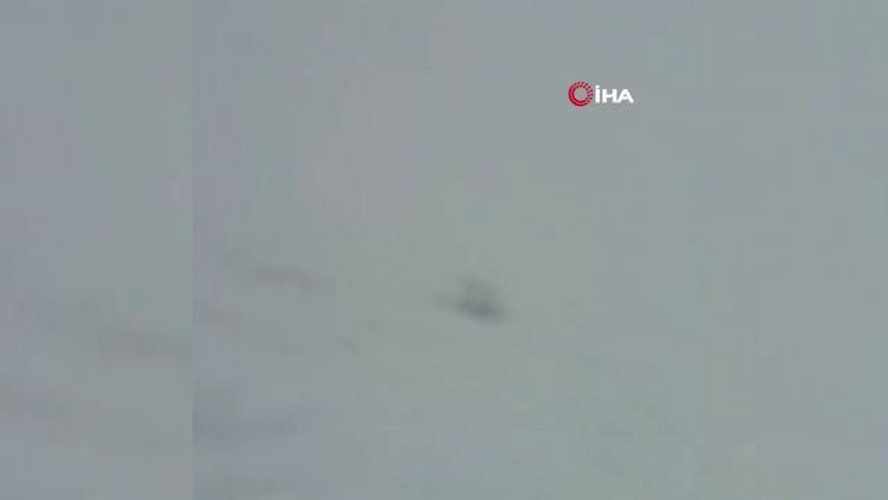 Van-Hakkari Karayoluna Çığ Düştü... Çığ Sonrası Onlarca Araç ve Yolcu Bölgede Mahsur Kaldı