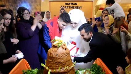 Müslüman olan Alman gelin pasta yerine çiğ köfte kesti - BATMAN