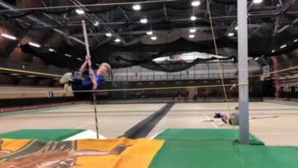 Бабушка с шестом