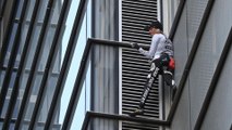 سبايدرمان الفرنسي يتسلق ناطحة سحاب في باريس بدون حبال