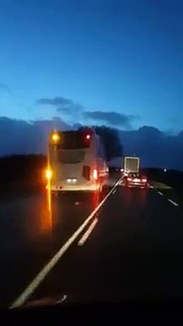 France un chauffeur de bus inconscient prend des risques pour doubler un camion