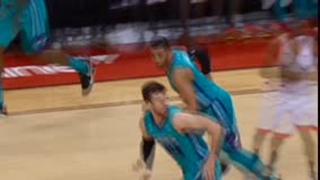 لقطة: كرة سلة: بريدجز يستعرض بسلة ساحقة بيديه الإثنتين في فوز هورنتس