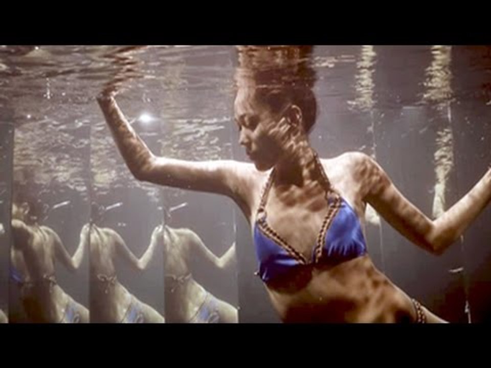 Kingfisher Supermodels pose underwater