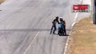 Moto - Ces deux pilotes se bagarrent en pleine course de moto