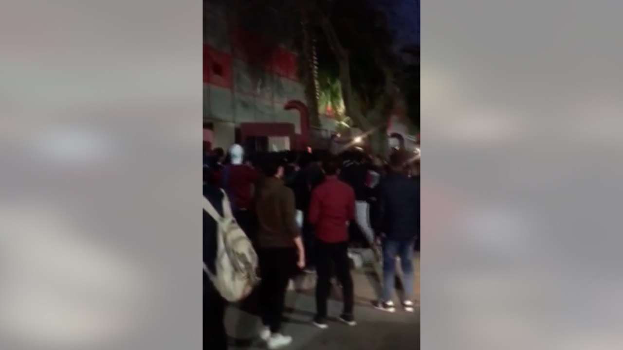 زحام شديد أمام النادي الأهلي لحضور نهائي أبطال أفريقيا للكرة الطائرة