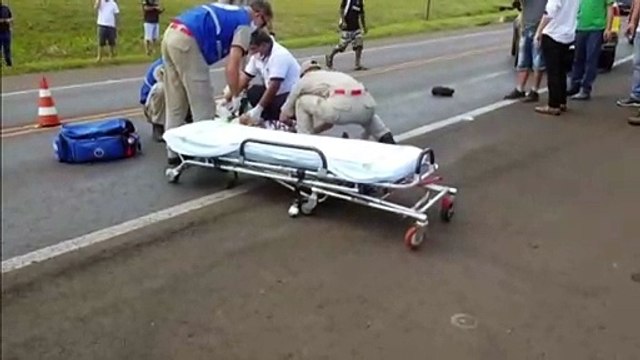 Ciclista fica gravemente ferido após colisão com carreta na BR-277