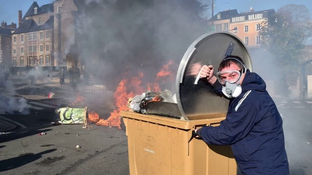 Blocages, caravanes incendiées et mairie évacuée. Des centaines de forains se sont violemment opposés aux forces de l'ordre au Mans
