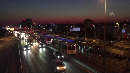 Yola Giren Gence, Metrobüs Çarptı - İstanbul
