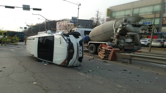 인천 왕길동서 승합차 중앙분리대 충돌...1명 부상 / YTN