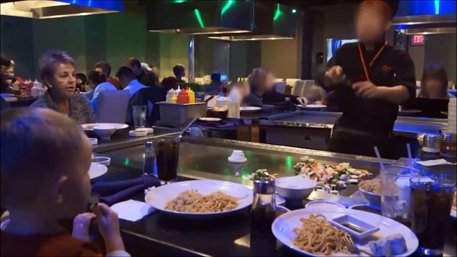 Un cuisinier très agile réussit à envoyer le tofu directement planté sur la fourchette...