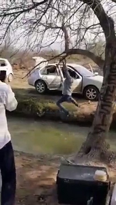 Il réussi à éviter la chute dans la rivière... ah non