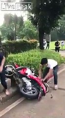 Grosse colère, il détruit son scooter à main nues !