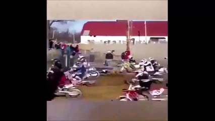 Ce pilote perd sa moto en pleine course