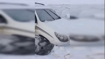 Il plante sa voiture dans un lac gelé et elle se fait engloutir