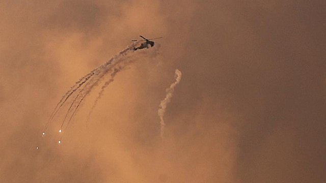 Hamász célpontok bombázásába kezdett Izrael a Gázai övezetben