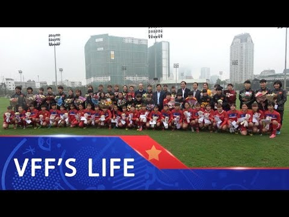 Bộ trưởng Nguyễn Ngọc Thiện tặng tới thăm và tặng hoa cho các đội tuyển nữ Việt Nam  | VFF Channel